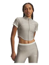 Remera deportiva Under Armour de manga corta con cierre frontal completo y cuello alto, color gris con detalles en blanco y dobladillo inferior curvado.