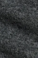 Remera corta de punto suave color gris melange, con cuello redondo y mangas cortas, terminaciones en punto acanalado.