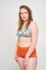 Short de baño de tiro alto con estampado floral en tonos rosa, blanco, amarillo y celeste.