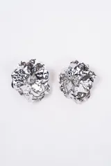 Aros de diseño floral abstracto con acabado metálico plateado brillante y centro con detalle de cristal.