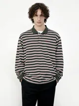 Remera tipo polo de manga larga, con cuello y puños en color verde oscuro liso. El cuerpo presenta un patrón de rayas horizontales alternando verde oscuro, blanco y un tono rojizo/burdeos.