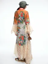 Vestido largo con estampado floral multicolor, cuello camisero, cierre frontal de botones y lazo ajustable en la cintura. Presenta mangas largas con terminaciones en encaje y ruedo con detalle de encaje.