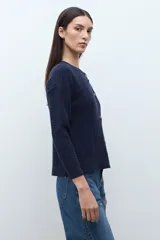 Cardigan bordó de manga larga con cuello redondo y cierre frontal de botones. Presenta un tejido con patrón de estructuras.