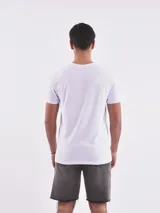 Remera gris de corte slim con cuello redondo, mangas cortas y estampa frontal con la palabra "VISION".