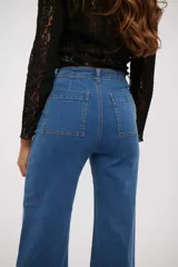 Jean de corte wide leg con tiro alto y costuras verticales decorativas en el frente. Cuenta con cierre y botón metálico, y bolsillos laterales y traseros.