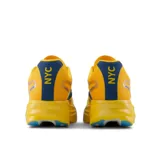 Championes de running New Balance FuelCell SC Elite v6, color amarillo con detalles en azul y placa de fibra de carbono para mayor propulsión.