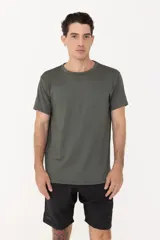 Remera deportiva verde militar de poliéster y elastano, con tecnología Drifit y corte ajustado.