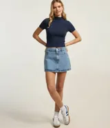 Blusa de ribana color marrón, con mangas cortas y cuello alto, de corte ajustado al cuerpo.