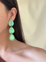 Aros colgantes con tres piezas en forma de gota de color verde claro con diseños pintados a mano en colores lila, naranja y verde oscuro. El perno es de acero quirúrgico.