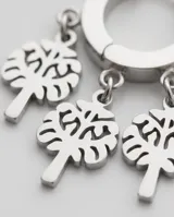 Aros tipo argolla pequeña de acero con tres dijes colgantes en forma de árbol de la vida.