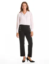 Pantalón de corte recto confeccionado en crepe, con cintura alta y detalle de botones metálicos dorados decorativos en los laterales. Presenta una silueta estructurada y elegante.