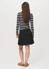 Minifalda de tiro medio con diseño de tablas y cierre de cremallera lateral.