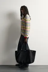 Jersey de punto regular fit, tejido en hilatura de lino, con cuello en V y manga larga. Presenta un diseño de patrones geométricos multicolores y acabados en rib. Colección especial Aaron Levine x Zara.