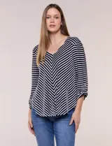 Remera texturada de calce relajado y silueta fluida, confeccionada en tejido de punto suave. Presenta escote en V clásico, diseño de rayas dispuestas en ángulo tipo espiga en el delantero y mangas tres cuartos con presilla y botón. Cuenta con ruedo redondeado que alarga la figura.