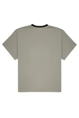 Camiseta de manga corta con corte amplio y diseño de costuras decorativas tipo piping en el frente. Presenta cuello redondo en color negro en contraste con el cuerpo de la prenda en tono beige.