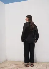 Pantalón de corte recto y diseño crop, color negro, confeccionado en mezcla de lino y viscosa con cintura elástica y bolsillos laterales.