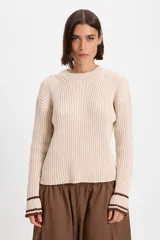 Sweater de punto acanalado tipo morley, color chocolate, con cuello a la base y mangas largas con abertura para el pulgar.