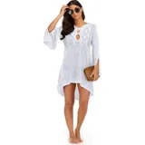 Vestido de playa corto en tejido calado color crema, con mangas largas acampanadas y diseño asimétrico con volado en el ruedo. Presenta un escote redondo con abertura frontal y cordón ajustable.