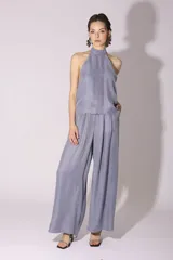 Pantalón palazzo de tiro alto color gris, con pinzas delanteras y bolsillos laterales.