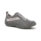 Zapato de estilo urbano Caterpillar modelo Iris, confeccionado en gamuza gris con costuras a la vista y detalles en color lila. Cuenta con cierre de cordones, suela de goma con relieve para mayor tracción y logo de la marca estampado en el lateral.