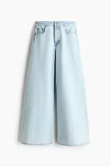 Jean de denim de algodón rígido, de color celeste claro, con tiro alto y pierna amplia de corte extraholgado. Presenta diseño clásico de cinco bolsillos, cierre frontal con cremallera y botón metálico.
