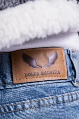 Pantalón de jean celeste, corte mom, tiro alto y corte recto.