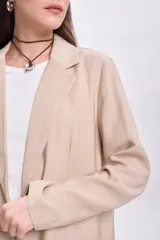 Blazer color beige de lyocel, de corte recto y solapas clásicas.