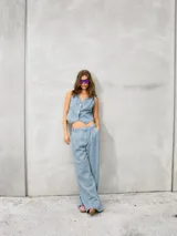 Pantalón de jean con estampado de rayas verticales azules y blancas, corte palazzo, tiro alto y cierre frontal con cremallera y botón.