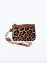 Monedero rectangular con estampado de leopardo, cierre superior con cremallera y correa de mano de tela estampada.