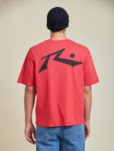 Remera blanca de manga corta con cuello redondo y un pequeño logo estampado en el pecho izquierdo.