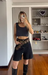 Top tejido de punto color gris con cuello redondo y corte crop.