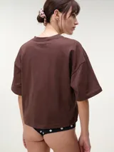 Remera boxy de manga corta color blanco, de corte amplio y relajado, con escote redondo clásico y diseño liso.
