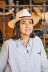 Sombrero de algodón prensado color blanco, con cinta decorativa marrón alrededor de la copa.