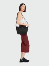 Cartera de mano modelo Le Pliage Energy tamaño S, confeccionada en nylon resistente con detalles en cuero. Presenta un diseño minimalista con cierre de solapa y broche a presión, asas cortas y correa de hombro ajustable y extraíble.