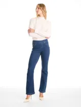 Jegging de tiro medio-alto con cintura elástica, bolsillos delanteros simulados y bolsillos traseros aplicados. Presenta un corte entallado con terminación bootcut.