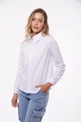 Camisa blanca de manga larga con cuello clásico y cierre frontal con botones.