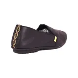 Alpargata negra de cuero con detalle de tejido pampa en el talón.