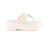 Sandalias de plataforma color crema, con tira ancha sobre el empeine y detalle de botón.