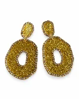 Aros colgantes artesanales de resina y metal plateado, con diseño texturizado en tonos celestes y plateados, adornados con bordes de strass.