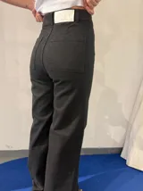 Pantalón de jean gris con corte wide leg y tiro alto.