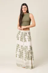 Falda larga color crema con estampado floral en verde oliva, cintura elastizada tipo smock y cordón ajustable con borlas.