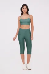 Calza tipo pescadora de tiro medio, confeccionada en tejido sintético con ajuste al cuerpo.