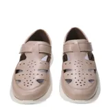 Sandalias tipo cerradas de cuero color marrón coñac, con diseño troquelado en la parte superior, cierre de velcro lateral y suela de goma blanca.