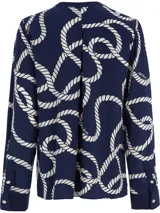 Blusa vaporosa Tommy Hilfiger de color azul marino con estampado integral de cuerdas blancas de estilo marinero. Presenta cuello en V con cordones para anudar, mangas largas con puños abotonados y corte regular.