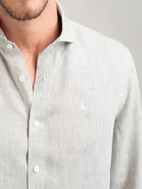 Camisa de hombre marca El Ganso, confeccionada en lino, de corte regular fit, cuello italiano, manga larga con puños simples y logo bordado en el pecho.