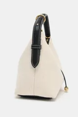 Bolso de mano tipo saca, color borgoña, con asa de mano ajustable y correa bandolera extraíble. Presenta un detalle de doble tira con terminaciones de bolas metálicas doradas en el frente.