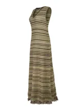 Vestido largo de punto sin mangas, con cuello en V y diseño de rayas horizontales en tonos verdes, marrones y beige, con detalle de flecos en el ruedo.