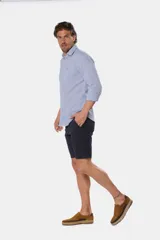 Bermuda clásica de color beige, confeccionada en una mezcla de algodón y spandex para mayor flexibilidad y comodidad.