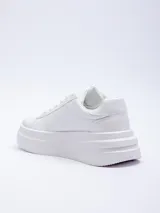 Zapatillas acordonadas color marrón con base de plataforma blanca y recortes texturizados.