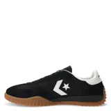 Championes urbanos Converse Run Star Trainer, color negro con detalles en blanco y suela de goma color caramelo. Presentan el logo de la estrella y el chevron en el lateral, con cierre de cordones.
